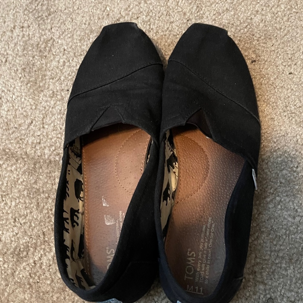 Black TOMS